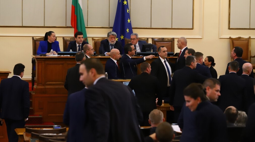 Председателят на парламента Вежди Рашидов беше принуден да даде 15